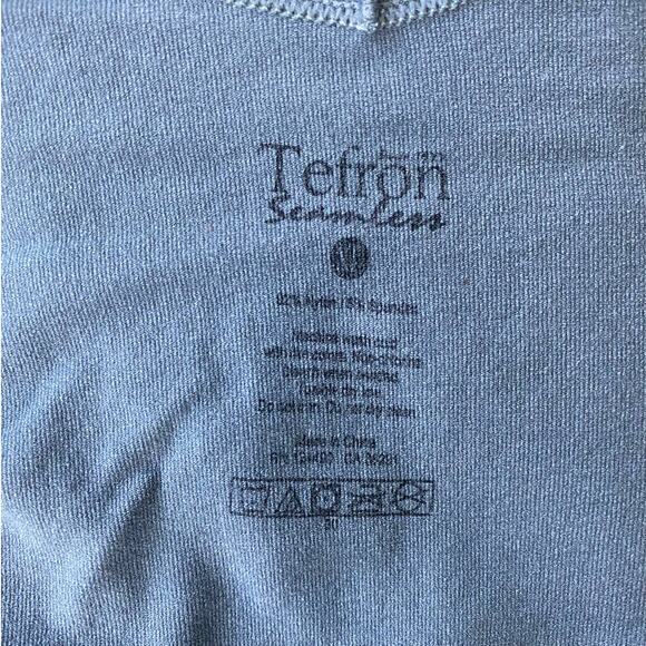 EUC Tefron Seamless V Neck Lace Trim Pullover Cami Blue Size Medium - Picture 2 of 3
